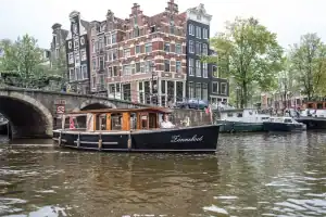 DE zonneboot varend door de Amsterdamse grachten