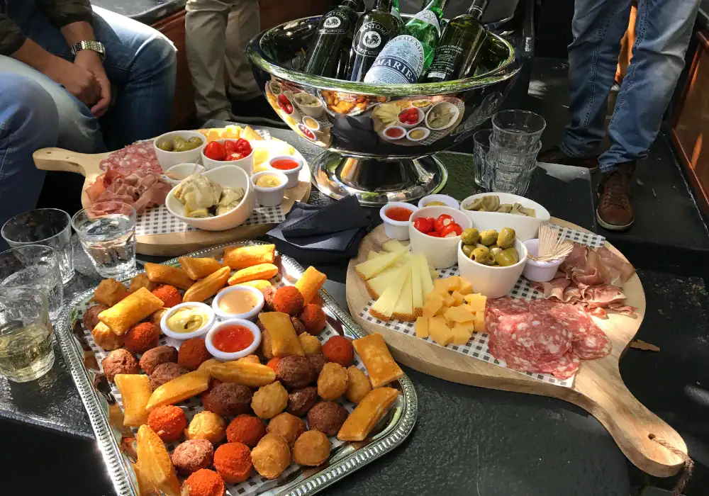 Borrelplankjes met verschillende hapjes op een tafel