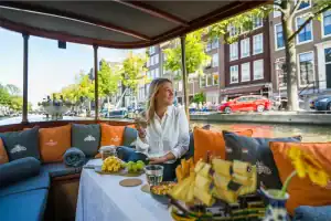 Eten en drinken op salonboot ms. Agatha
