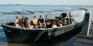Overdekte boot op het water in Volendam