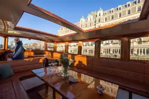 Foto interieur Saloonsloep met dak open voor Amstel hotel