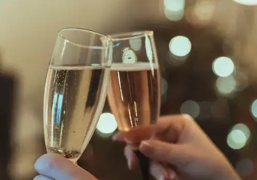 Een proost met 2 glazen prosecco