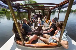 Gezelschap genietend van zon op achterdek boot ms Agatha