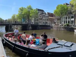 Groep borrelend op boot Amigo Amsterdam