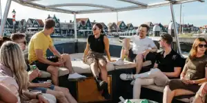 Gruppe plaudernder Menschen im Boot in Volendam