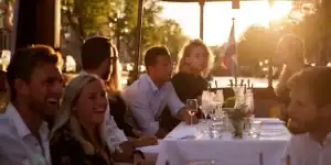 Groep mensen in een salonboot met gedekte tafel