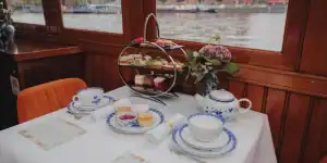 High Tea boot Amsterdam gedekte tafel