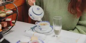 High Tea boot Amsterdam thee schenken