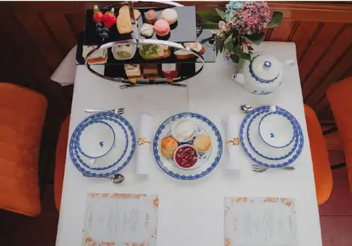Gedekte tafel van de high tea boot amsterdam