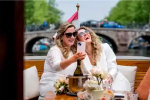 Huwelijkvoltrekking op de zonneboot in de Amsterdamse grachten