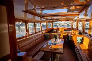 Interieur Saloonsloep Amsterdam met drankjes op de achtergrond