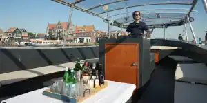 Schiffer fährt ein Boot in Volendam