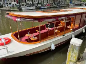 Innenansicht Salonboot Griffioen mit offenen Fenstern