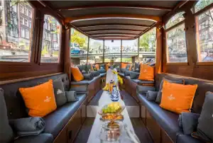 Interieur met hollandse snacks op tafel MS agatha boot