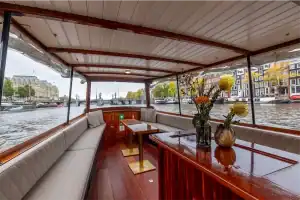 Interieur old queen salonboot met ramen open