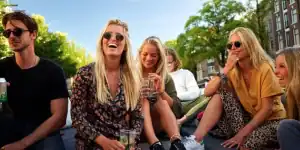 Lachende groep mensen op een boot in Amsterdam