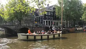 Lucky stripper sloep met schipper op water