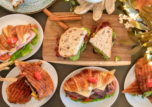 Belegde broodjes op tafel