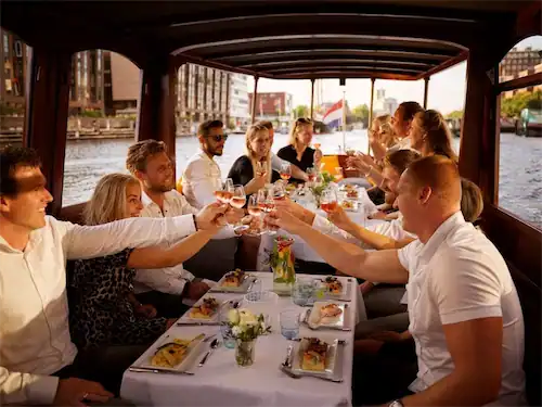 Luxe salonboot op het water