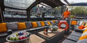 Interieur van een luxe sloep in Amsterdam
