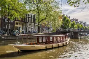 MS agatha salonboot varend door Amsterdamse grachten