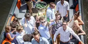 Man met bier in hand op boot