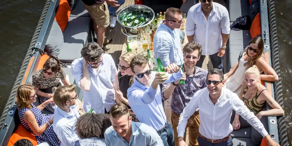 Teamuitje op een open sloep