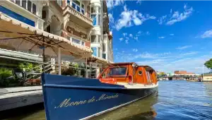 Monne de Marinde voor het Amstel hotel Amsterdam