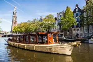 Ms. Agatha salonboot varend voor westerkerk Amsterdam