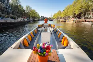 Interior overview Green Marine sloop with drinks package