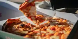Pizza op de pizzaboot Haarlem