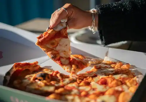 Snee pizza uit een pizzadoos