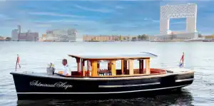 Salonboot Admiraal Heijn varend over het IJ in Amsterdam