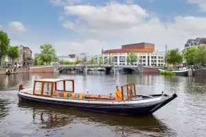 Salonboot Bartolotti open varend voor opera gebouw Amsterdam