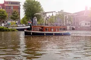 Das Salonboot Elisabeth auf den Grachten Amsterdams