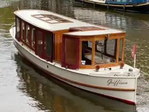 Salonboot Griffioen: schräge Vorderansicht mit geschlossenen Fenstern
