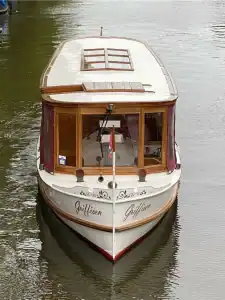 Vorderansicht des Salonboots Griffioen