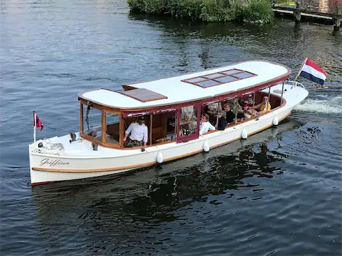 Salonboot Griffioen zijaanzicht met kapitein FI