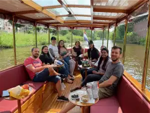 Gruppe genießt Getränke an Bord des Salonboots Griffioen
