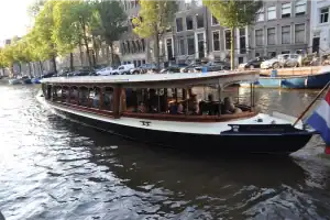 Salonboot Monne de Marinde varend door de Amsterdamse grachten