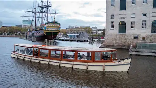 Salonboot Griffioen zijaanzicht met kapitein FI