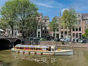 Salonboot Pax varend over de grachten