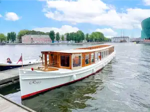 Salonboot Roos aan kade voor vertrek