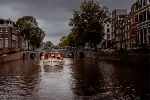 Salonboot Roos varend door grachten