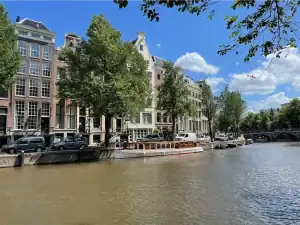 Salonboot Swaen aan de kade van de Amsterdamse grachten