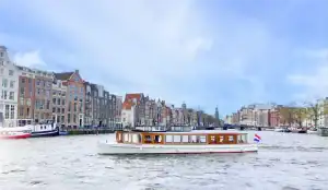 Salonboot Swean varend op grachten