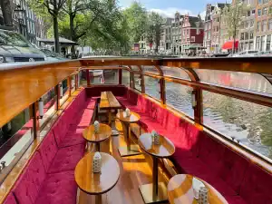 Salonboot pax binnenaanzicht houten tafels en luxe banken