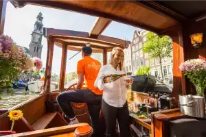 Schipper en Hostes op salonboot MS Agatha