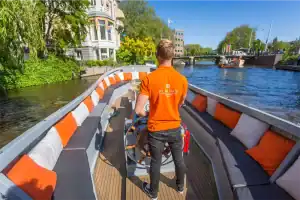 Schipper varend op grachten Amsterdam met Sloep Vibe