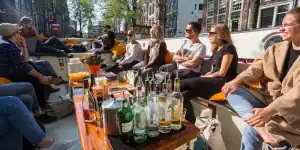 Eine Gruppe Menschen auf einem Luxusboot in Amsterdam – Cocktails